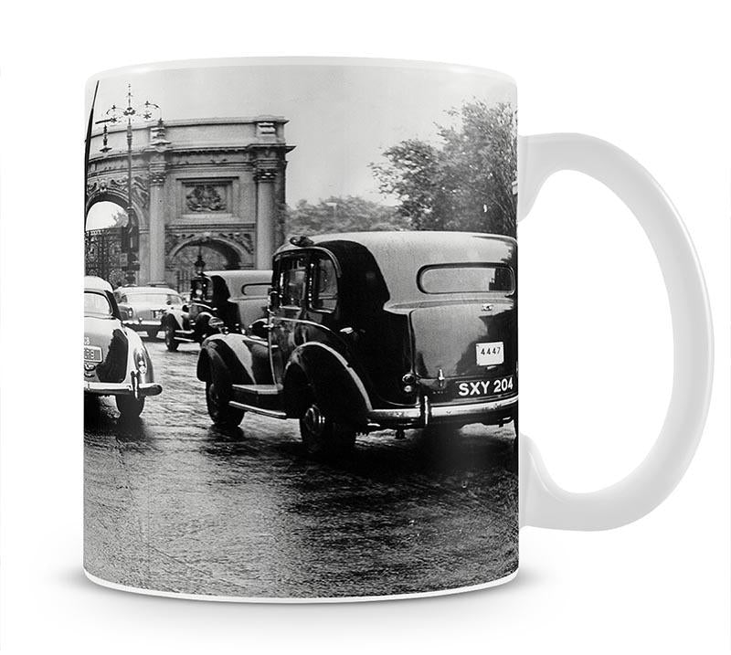 Boxer Sugar Ray Robinson in London 1962 Mug - Canvas Art Rocks - 1