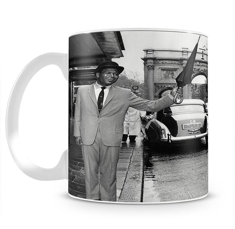 Boxer Sugar Ray Robinson in London 1962 Mug - Canvas Art Rocks - 1