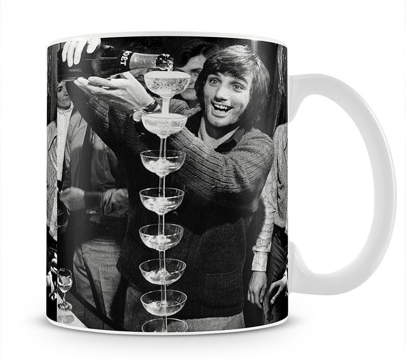 George Best pouring champagne Mug - Canvas Art Rocks - 1