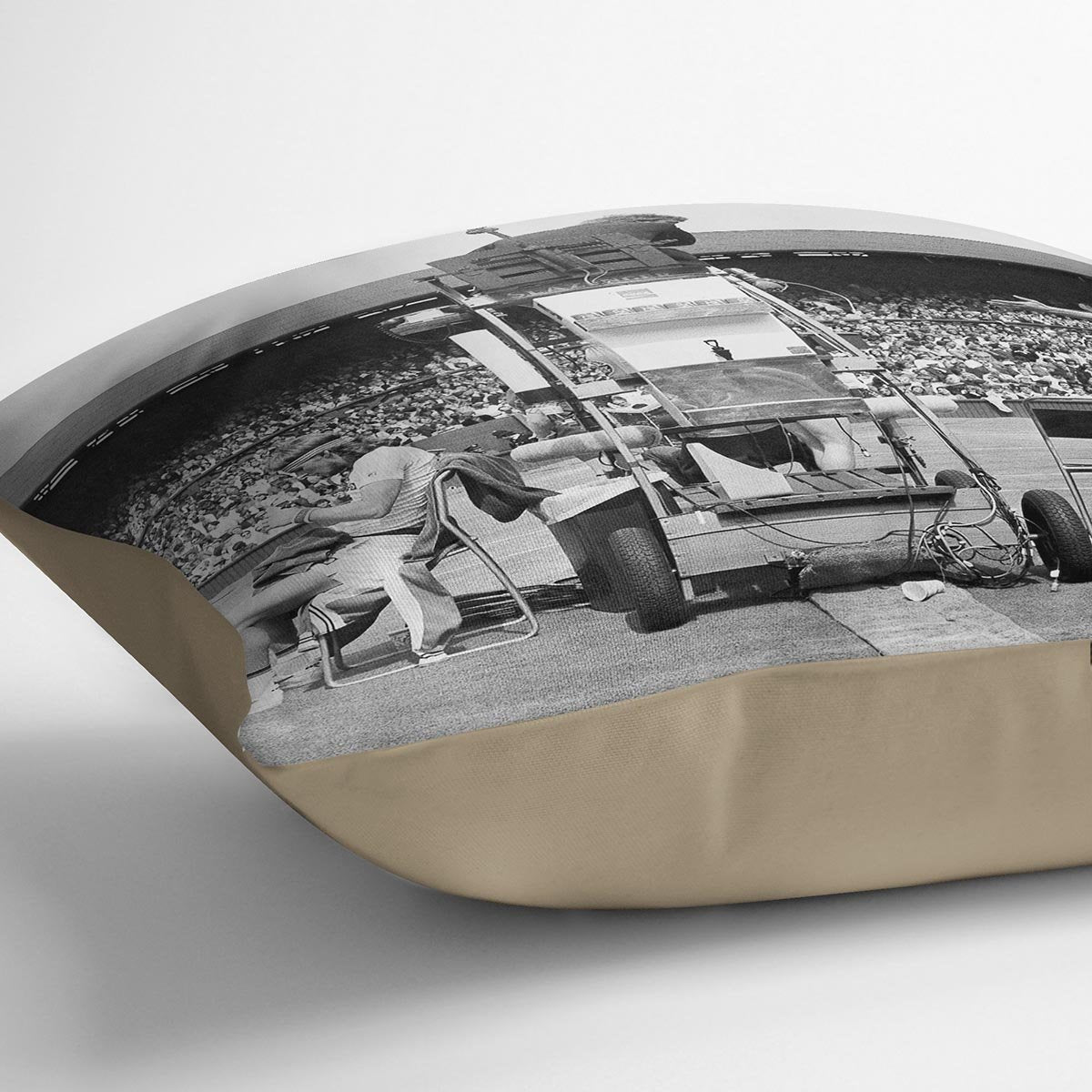 Ilie Nastase argues with the umpire Cushion