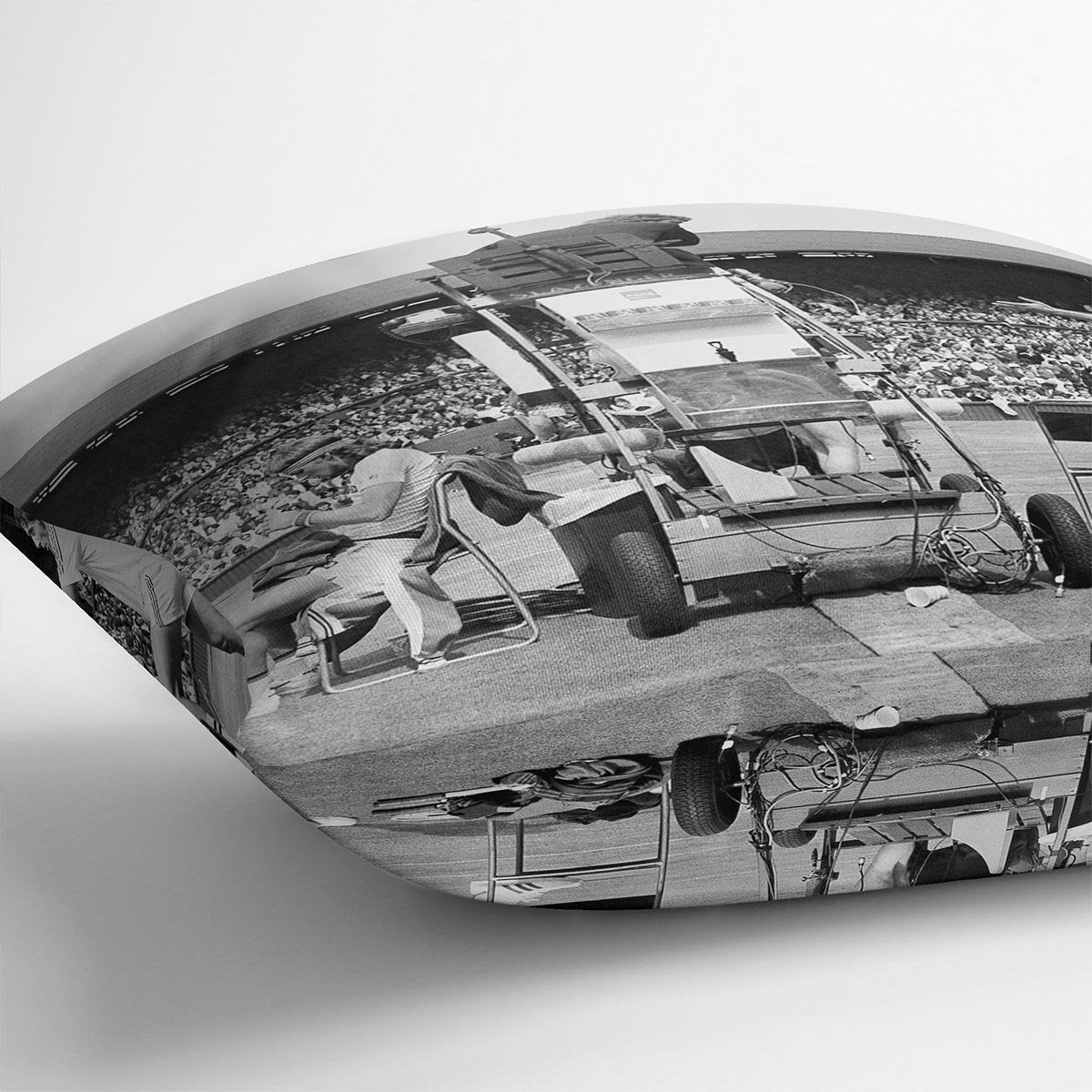 Ilie Nastase argues with the umpire Cushion