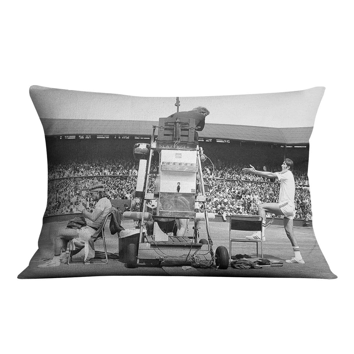 Ilie Nastase argues with the umpire Cushion